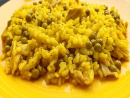 Come fare un riso giallo con polo e verdure alla cantonese