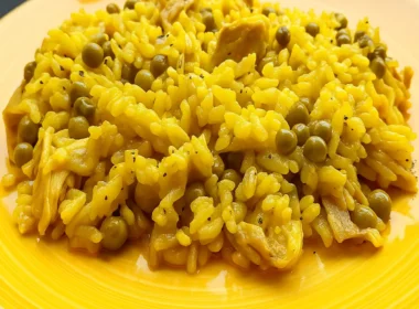 Come fare un riso giallo con polo e verdure alla cantonese
