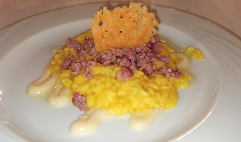 risotto allo zafferano con salsiccia, crema e cialda di parmigiano (3)