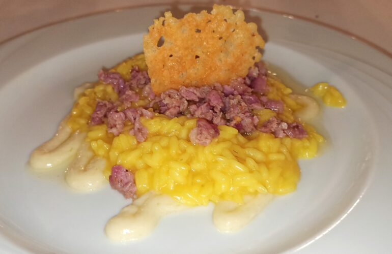 risotto allo zafferano con salsiccia, crema e cialda di parmigiano (3)