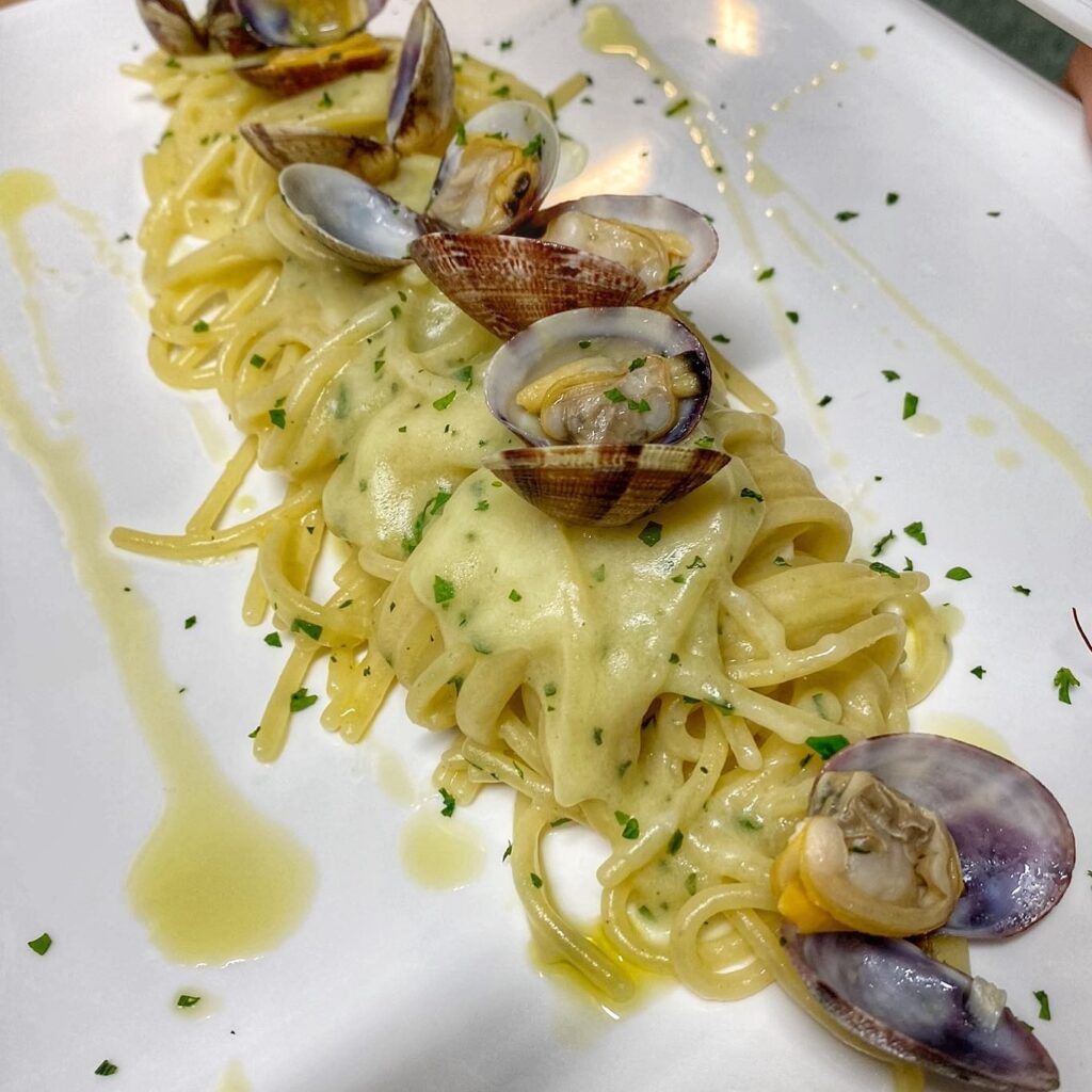 spaghetti a vongole cremosi