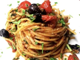 spaghetti pomodorini alici e olive