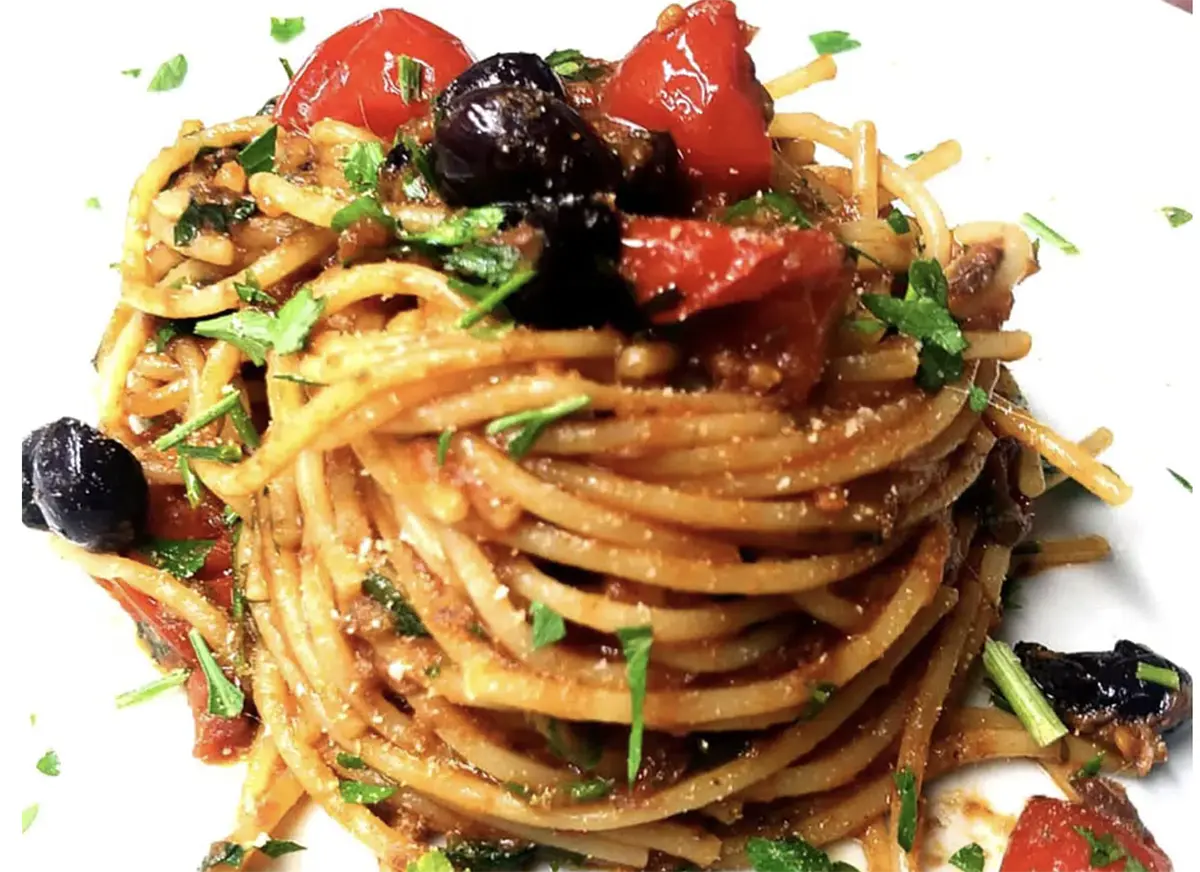 spaghetti pomodorini alici e olive