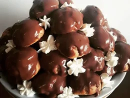 Profitteroles con le uova al cioccolato avanzate