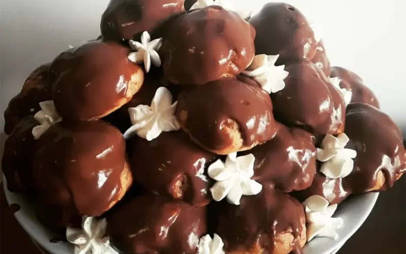 Profitteroles con le uova al cioccolato avanzate