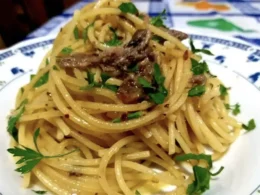 spaghetti all'acciugata, linguine all'acciugata toscana, ricetta acciughe sotto sale, primo piatto veloce mare, pasta povera toscana, PiùRicette