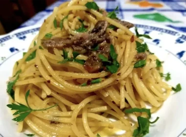 spaghetti all'acciugata, linguine all'acciugata toscana, ricetta acciughe sotto sale, primo piatto veloce mare, pasta povera toscana, PiùRicette