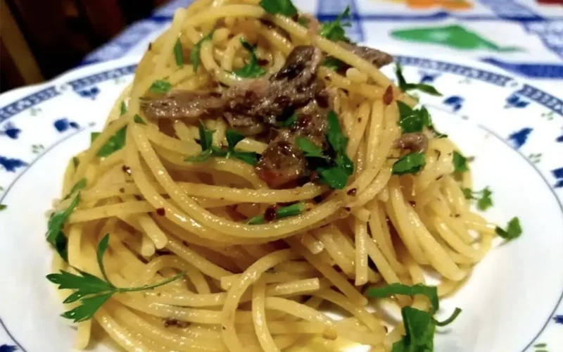 spaghetti all'acciugata, linguine all'acciugata toscana, ricetta acciughe sotto sale, primo piatto veloce mare, pasta povera toscana, PiùRicette