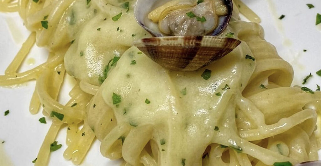 spaghetti alle vongole alla eoliana