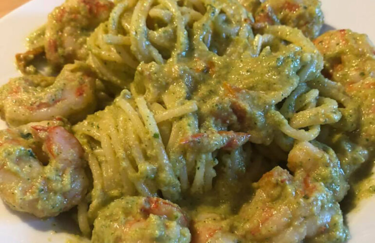 Spaghetti con pesto di zucchine, gamberi e pomodorini