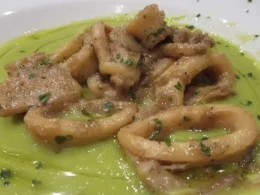 calamari a scaloppina su crema di piselli