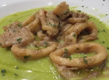 calamari a scaloppina su crema di piselli