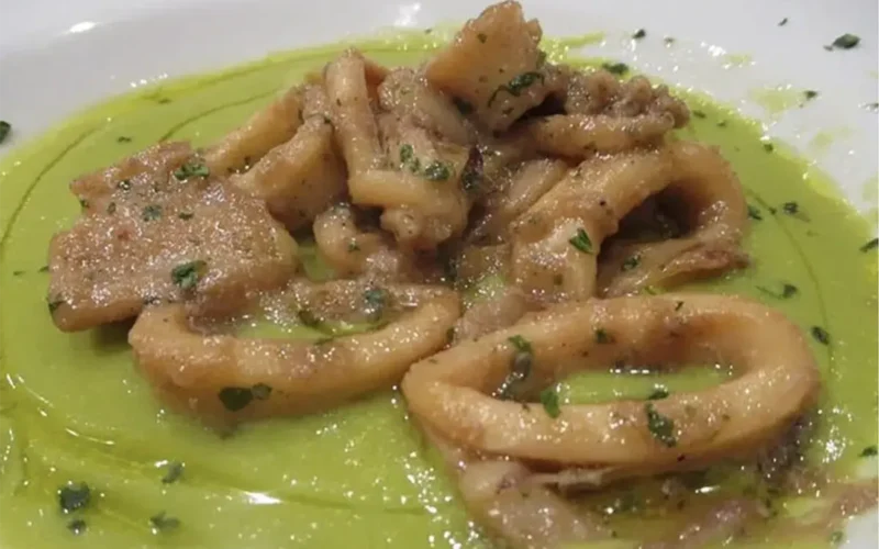 calamari a scaloppina su crema di piselli