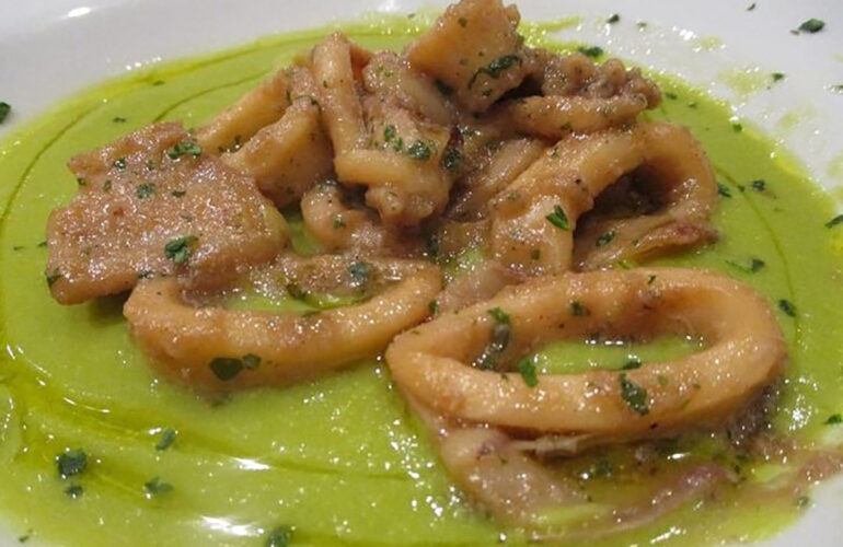 calamari su letto di piselli