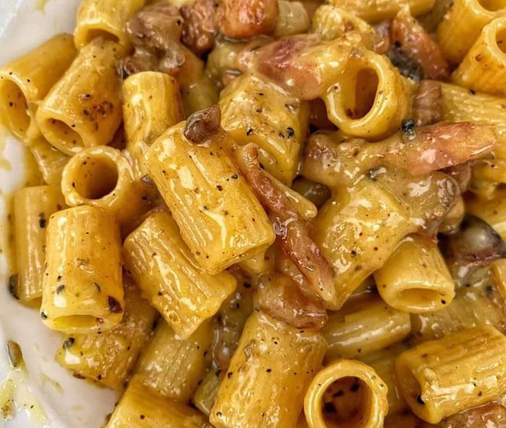 pasta carbonara con panna e funghi