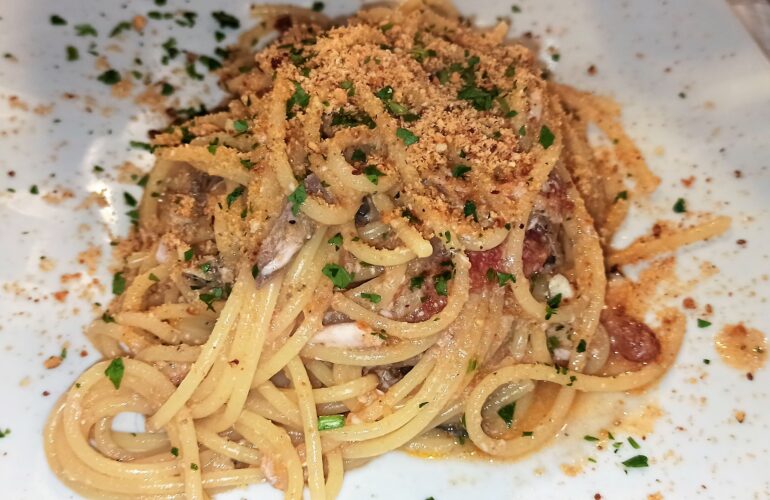 spaghetti con alici e tarallo sbriciolato (6)