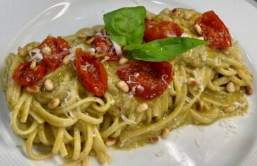 Linguine con Pesto di basilico, Pomodorini confit in padella, Pinoli tostati e Provolone del Monaco.