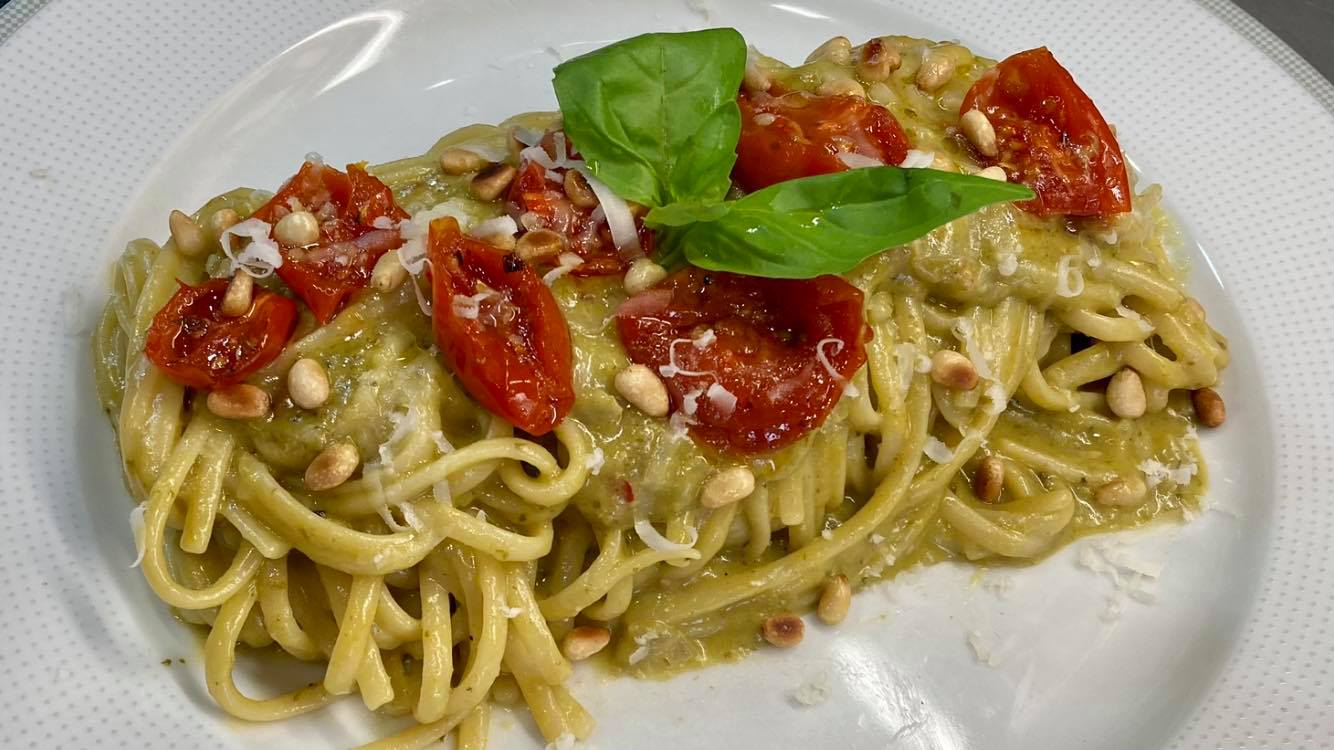 Linguine con Pesto di basilico, Pomodorini confit in padella, Pinoli tostati e Provolone del Monaco.