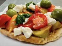 frisella con pomodori e mozzarella
