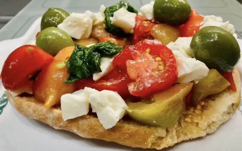 frisella con pomodori e mozzarella