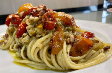spaghetti pesto pomodorini confit e mollica Antica Isolana