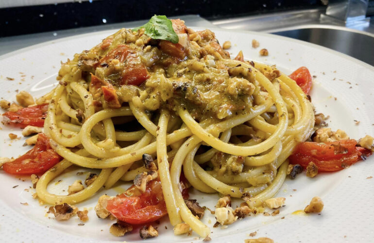 spaghetti pesto pomodorini e noci