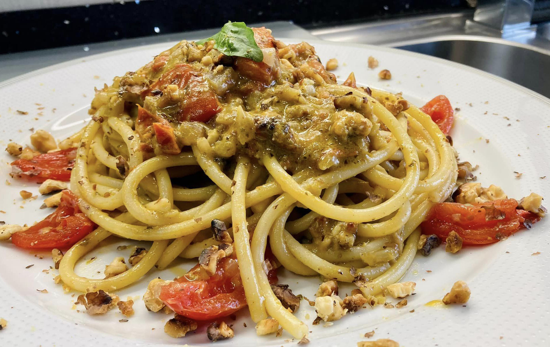 spaghetti pesto pomodorini e noci