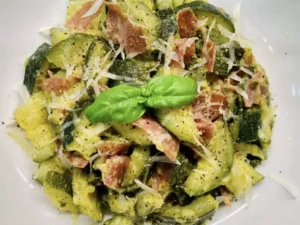 Zucchine e prosciutto in padella