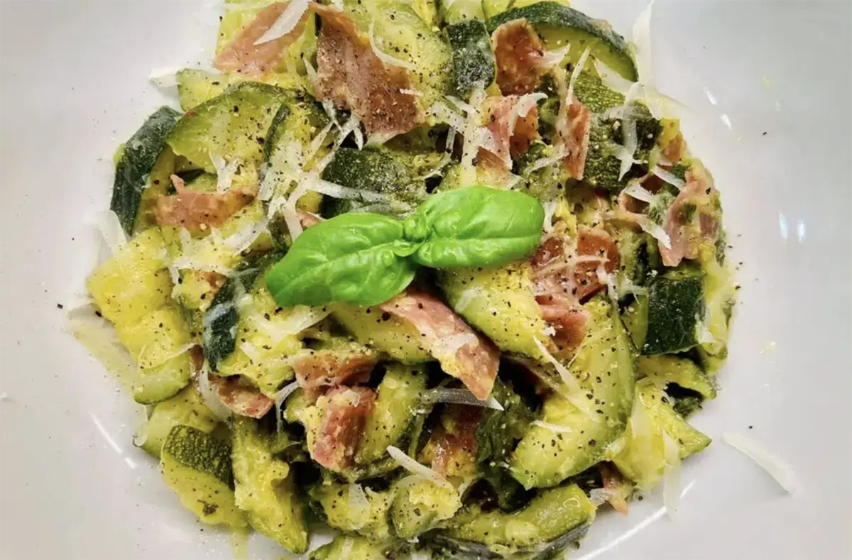 Zucchine e prosciutto in padella