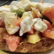 frisella condita con pomodori e mozzarella