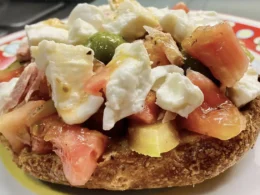 frisella condita con pomodori e mozzarella