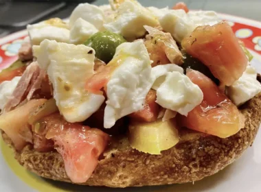 frisella condita con pomodori e mozzarella