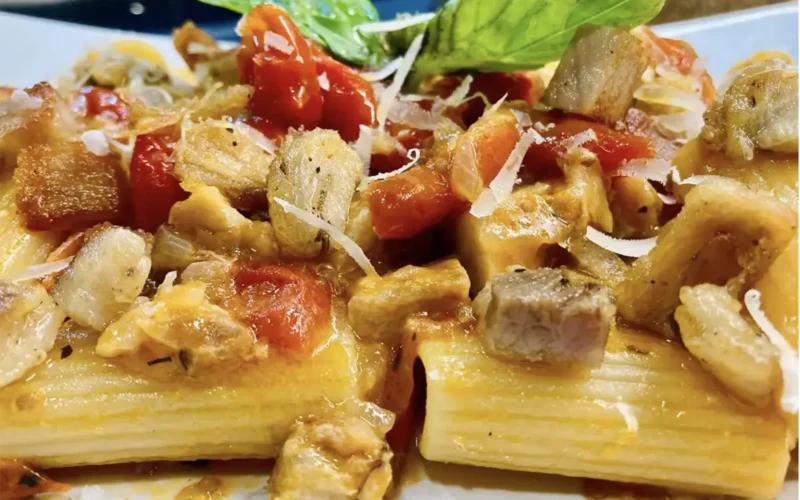 Pasta con pomodorini e pancetta