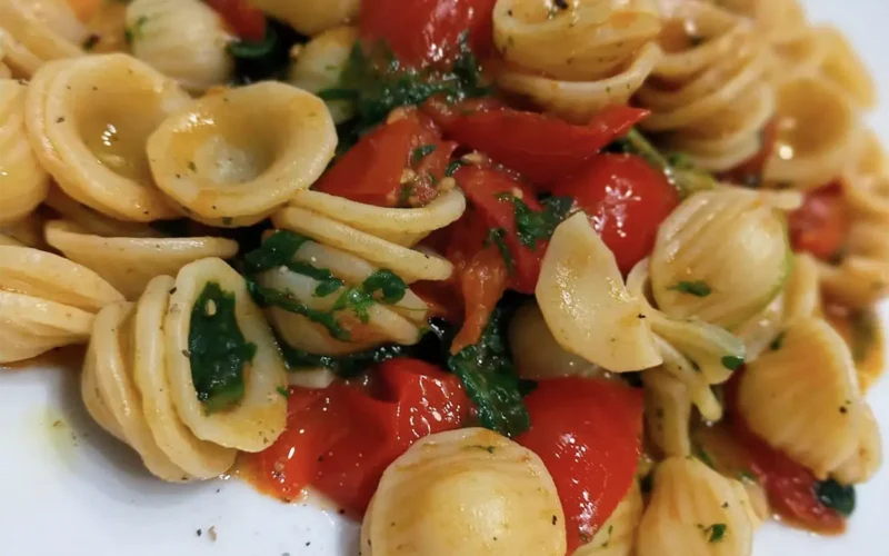 Ferrazzuoli con pomodorini, rucola, pesce spada e pinoli,