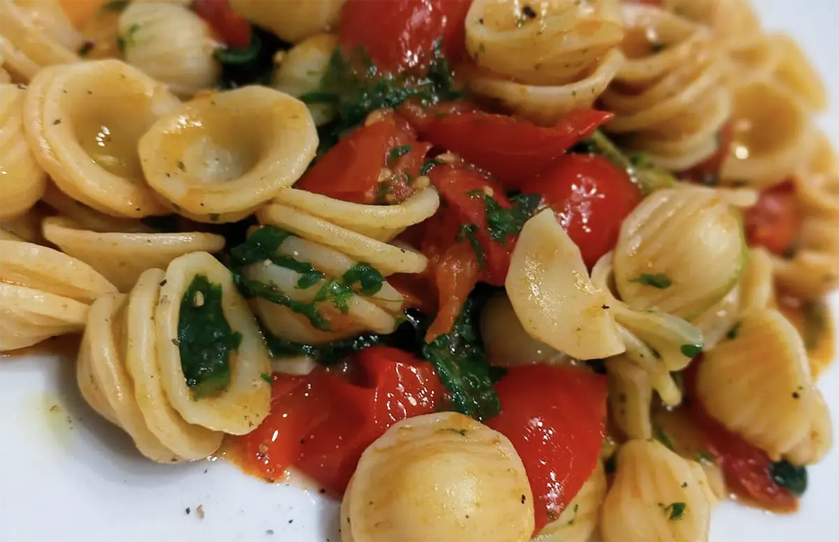 Ferrazzuoli con pomodorini, rucola, pesce spada e pinoli,