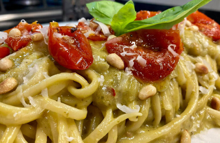 Linguine con- Pesto di basilico, Pomodorini confit in padella, Pinoli tostati e Provolone del Monaco.