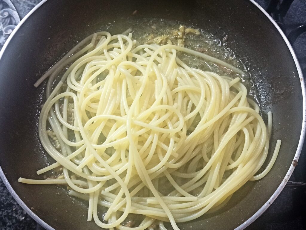 Questa immagine ha l'attributo alt vuoto; il nome del file è Spaghetti-con-acciughe-e-pane-grattugiato-28-1024x768.jpg