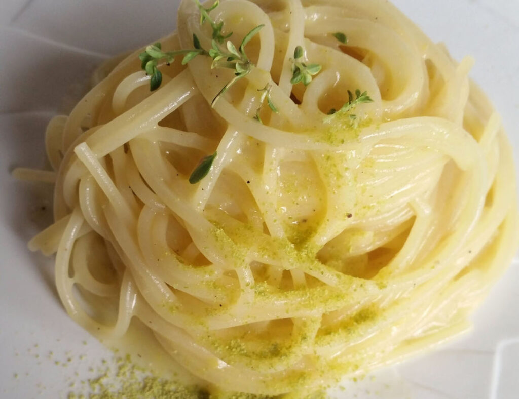Spaghetti cremosi con olio, limone e provolone del Monaco