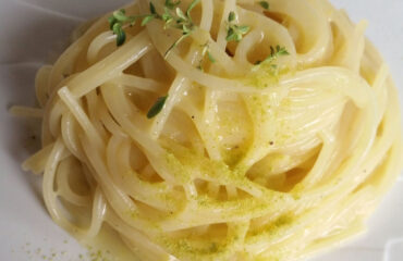 Spaghetti cremosi con olio, limone e provolone del Monaco