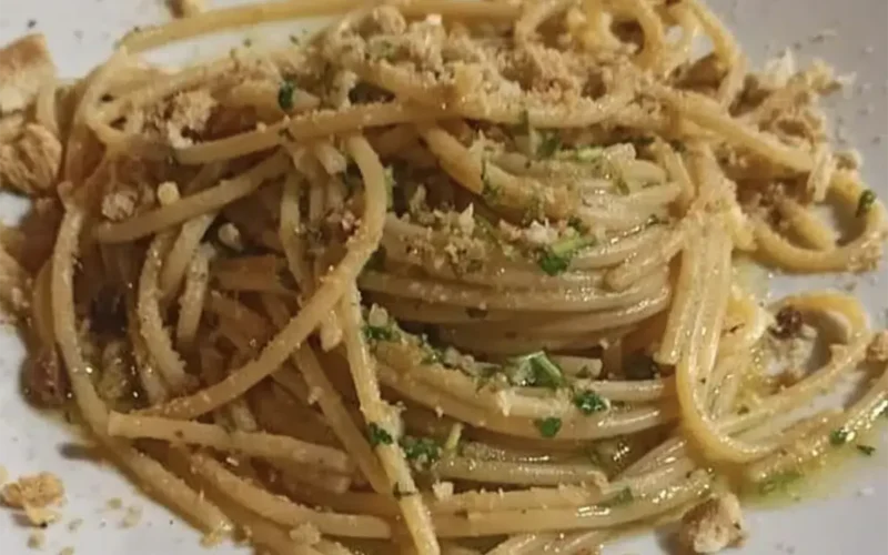 spaghetti con la colatura di alici