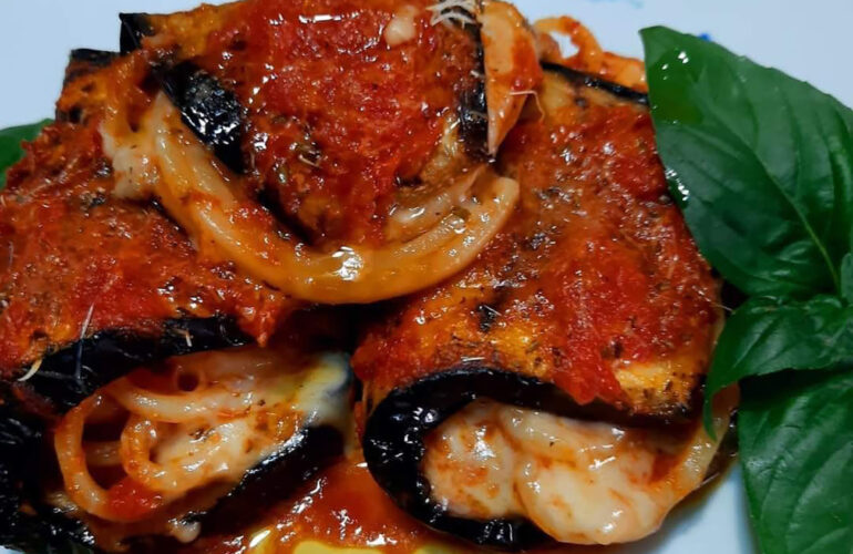 involtini di melanzane ripieni di spaghetti e scamorza