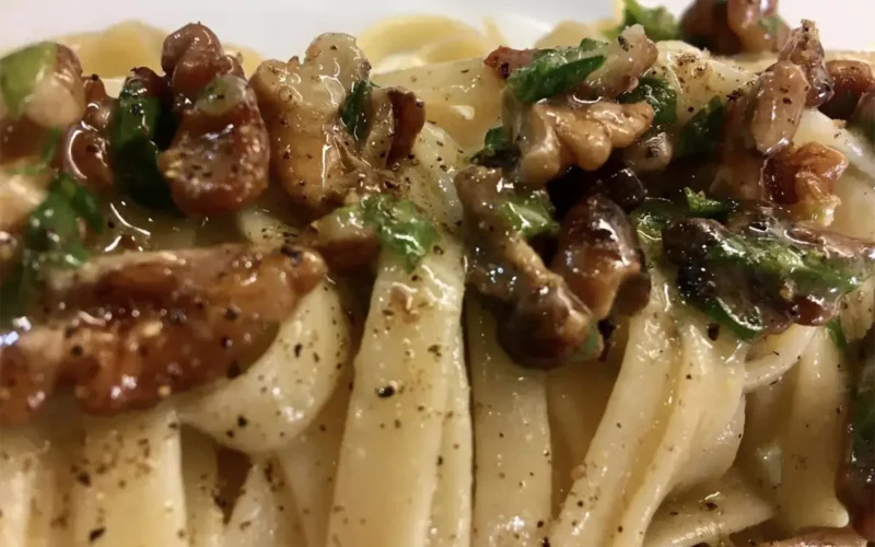 linguine alici noci e pecorino.