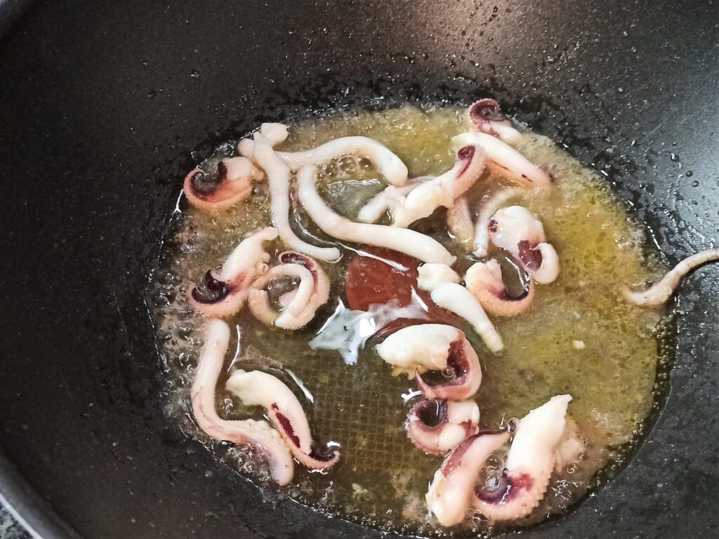 Questa immagine ha l'attributo alt vuoto; il nome del file è linguine-con-le-seppie-52-1024x768.jpg