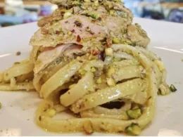 pasta salmone fresco, pesto di pistacchi, pomodori secchi