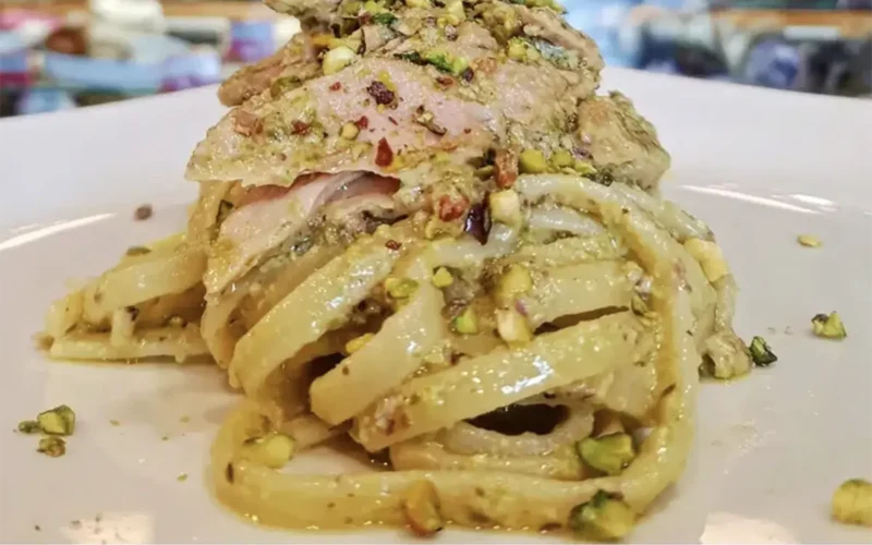 pasta salmone fresco, pesto di pistacchi, pomodori secchi