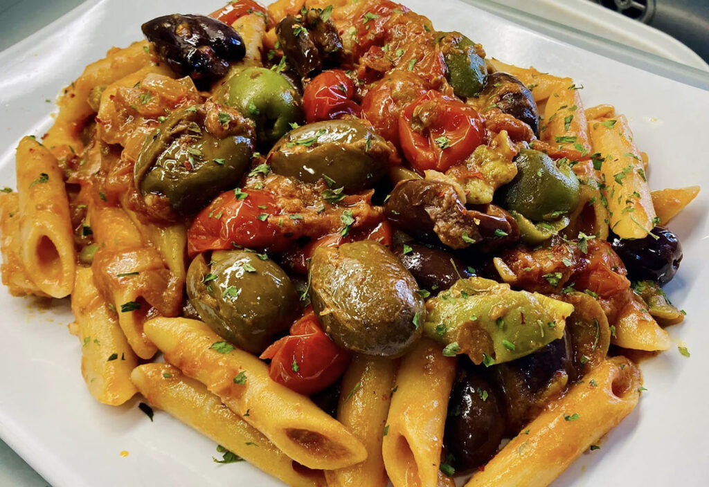 pennette olive e pomodorini altro che puttanesca, la pasta pantesca solo 2 ingredienti
