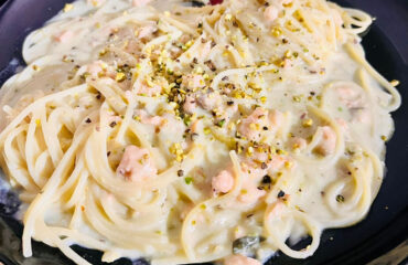 spaghetti 1 crema di parmigiano, salmone affumicato e granella di pistacchi,