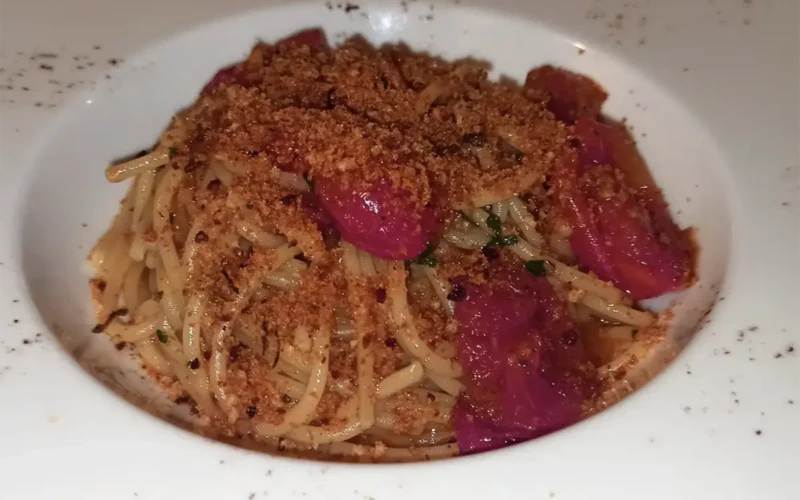 spaghetti acciughe e pangrattato