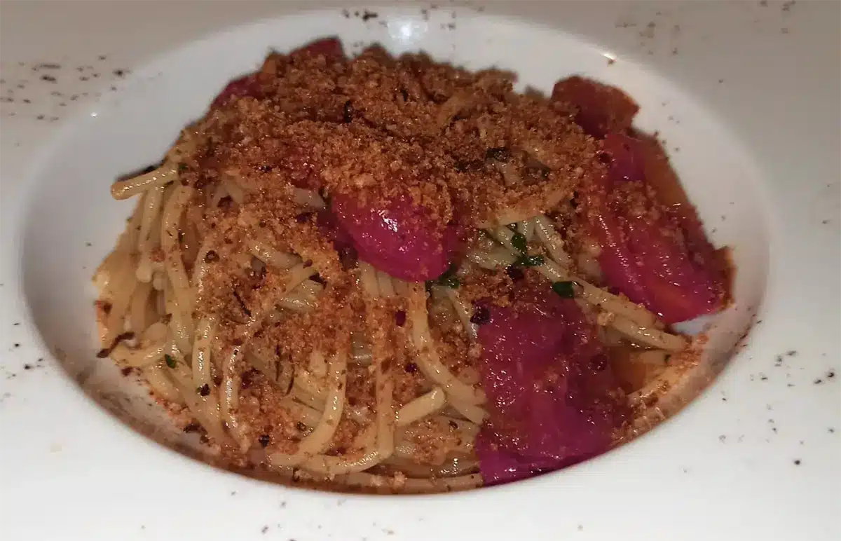 spaghetti acciughe e pangrattato