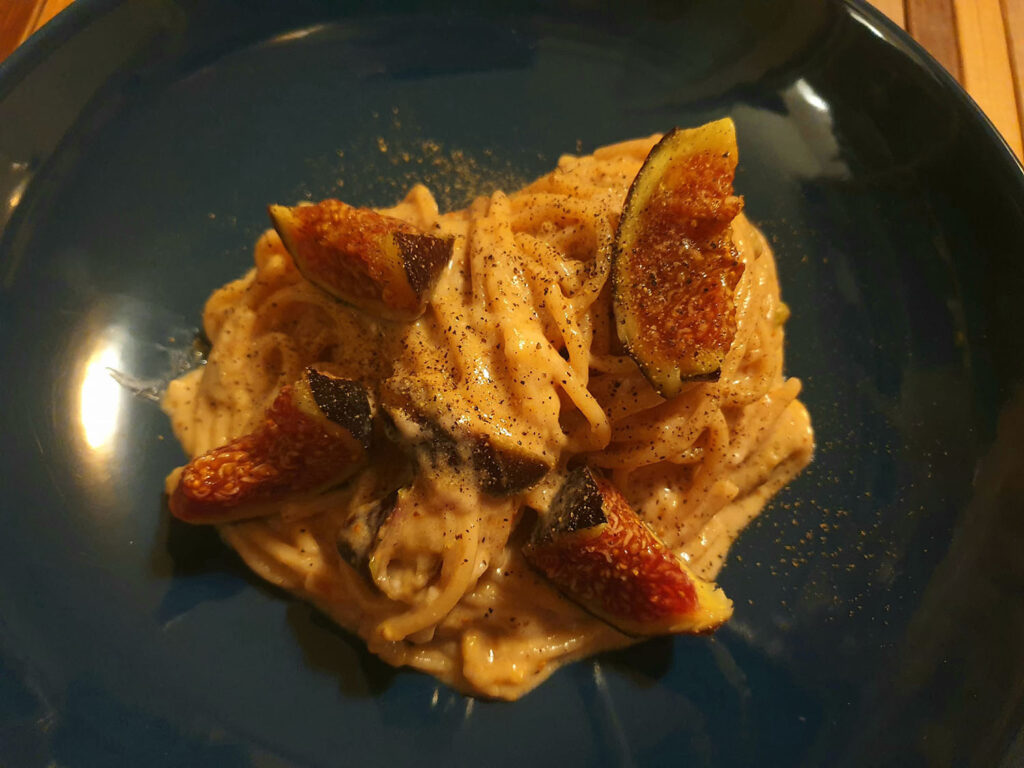 spaghetti con fichi feta e pecorino